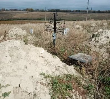 Погребения на бийском кладбище завалило глиной с выкопанных «оптом» могил для «безродных»
