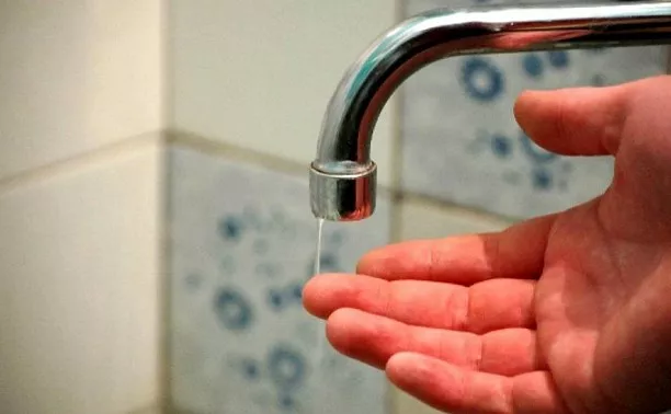 «Живем как бичи»: жильцы многоквартирного дома в Бийске месяц проведут без воды из-за ЧС на скважине