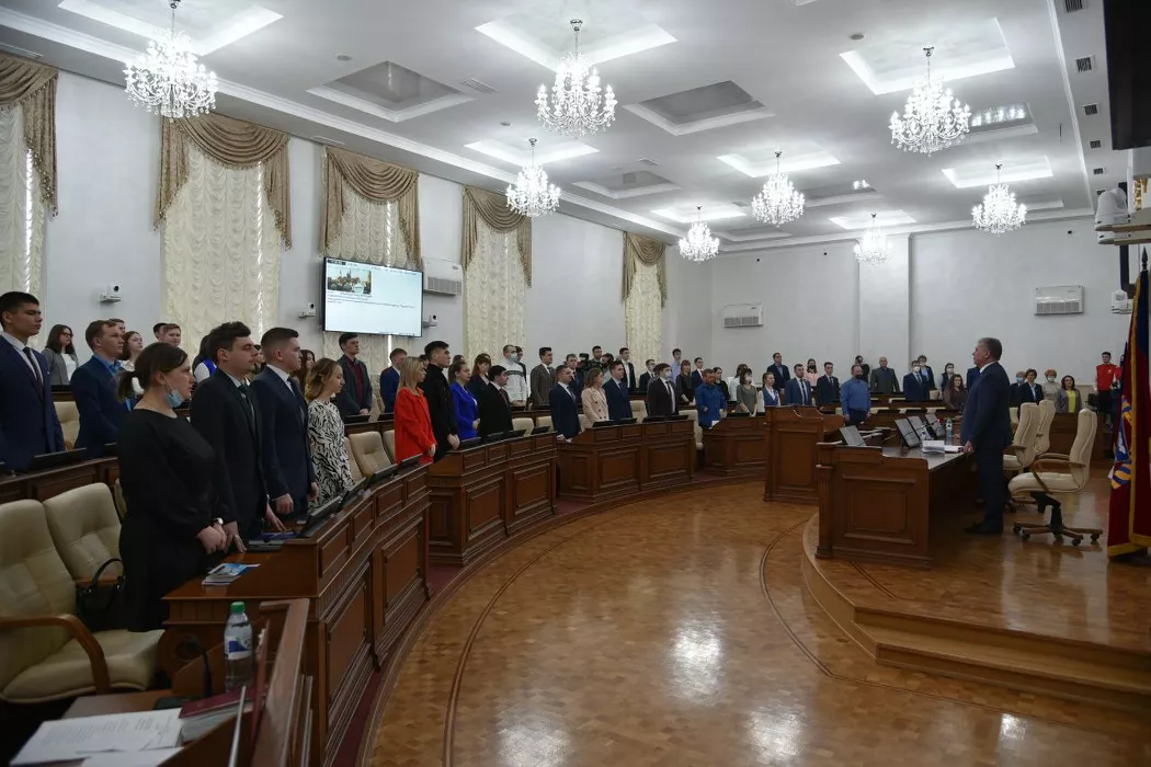 Портрет политика в юности: депутат Алтайского Заксобрания снова стал председателем Молодежного парламента