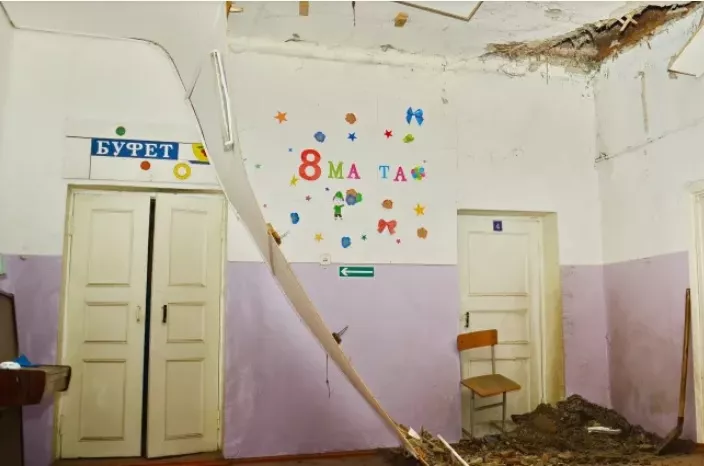 В Бийске обсуждают судьбу местной школы после обрушения потолка в одном из корпусов