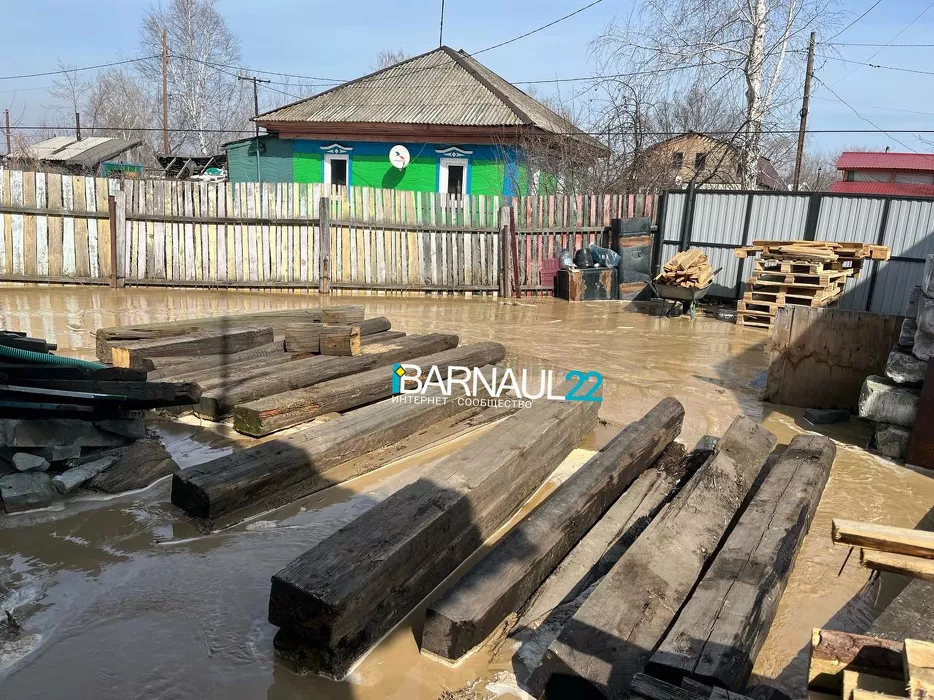 Частные подворья в Барнауле залило глиняной жижей из-за аварии на ТЭЦ
