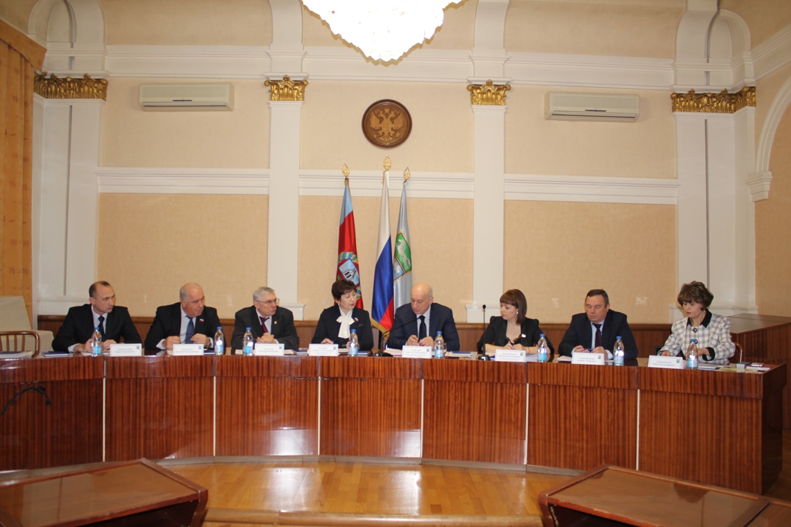 На участие в выборах руководителя Барнаула комиссия одобрила четырех претендентов