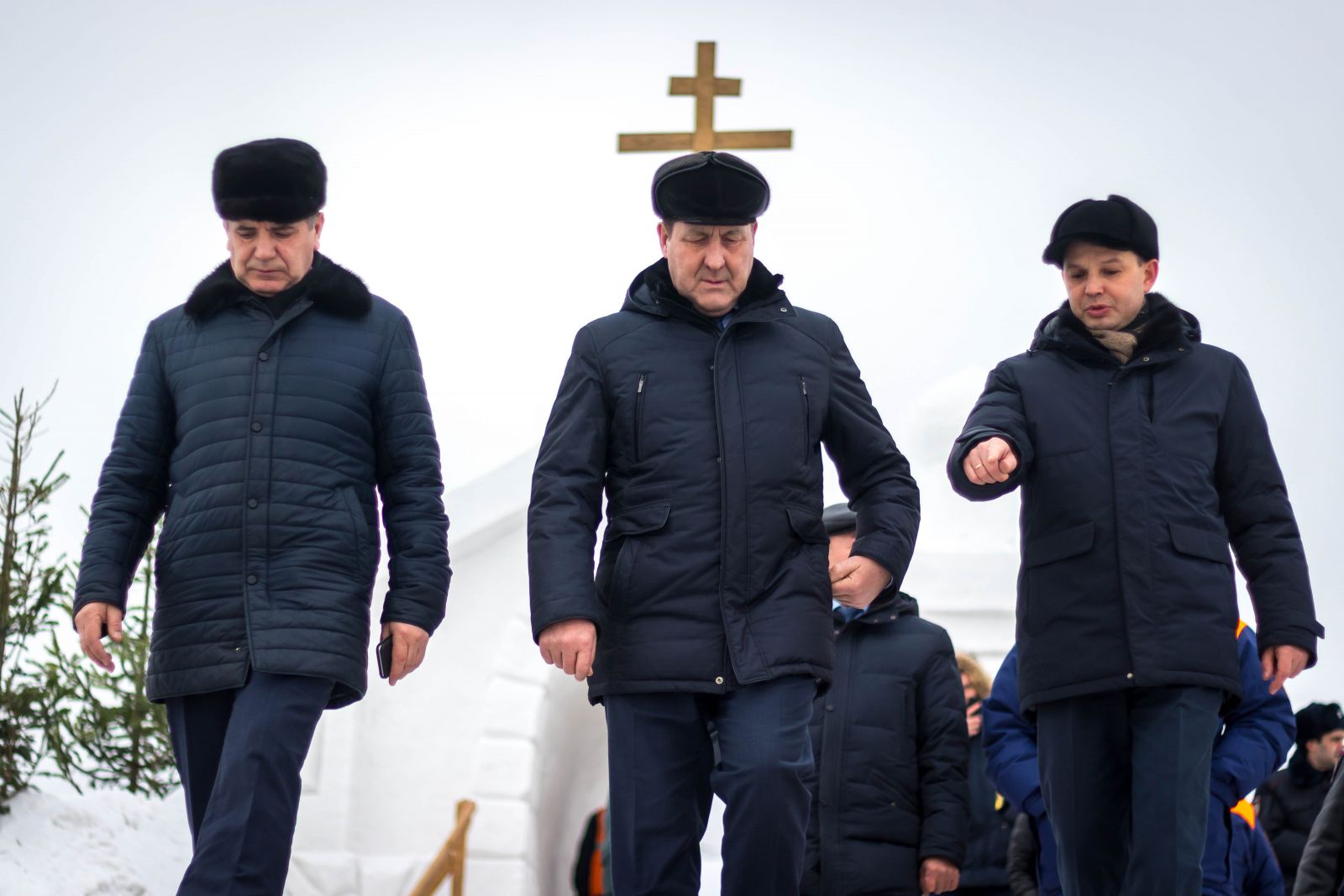 Глава Барнаула компании подчиненных совершил крестный к Речному вокзалу