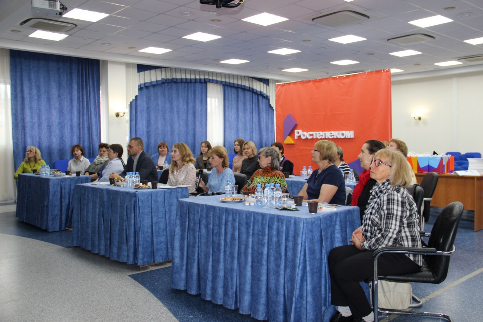 Ростелеком пригласил пенсионеров онлайн-встречу сибирскими коллегами
