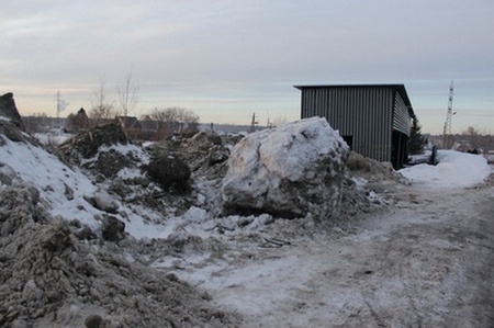 Жители барнаульского поселка Кирова опасаются, что из-за вывоза снега на  пруд их дома весной могут быть затоплены