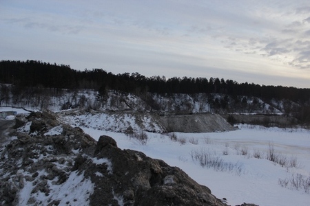 Жители барнаульского поселка Кирова опасаются, что из-за вывоза снега на  пруд их дома весной могут быть затоплены