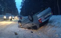 В Барнауле Toyota перевернулась на трассе, зацепившись за снежный барьер