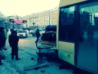 В Барнауле после столкновения двух иномарок одну из них отбросило в автобус