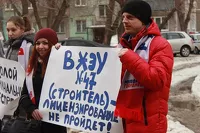 В Барнауле молодогвардейцы «наградили» худшую по подъездам управляющую компанию