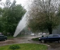 Многометровый фонтан вырвался из-под земли в Ленинском районе Барнаула