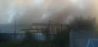 Крыша склада на крупном предприятии сгорела в Барнауле