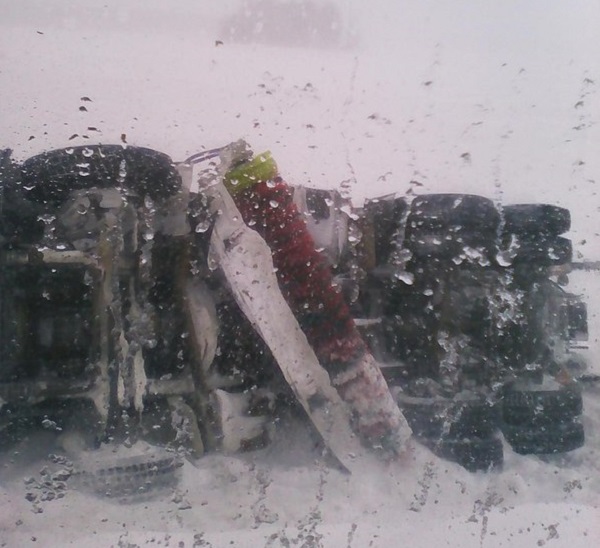 В Алтайском крае снегоуборочную технику «сдуло» с трассы