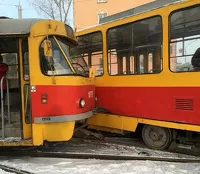 В Барнауле трамвай сошел с рельсов после столкновения с «собратом»
