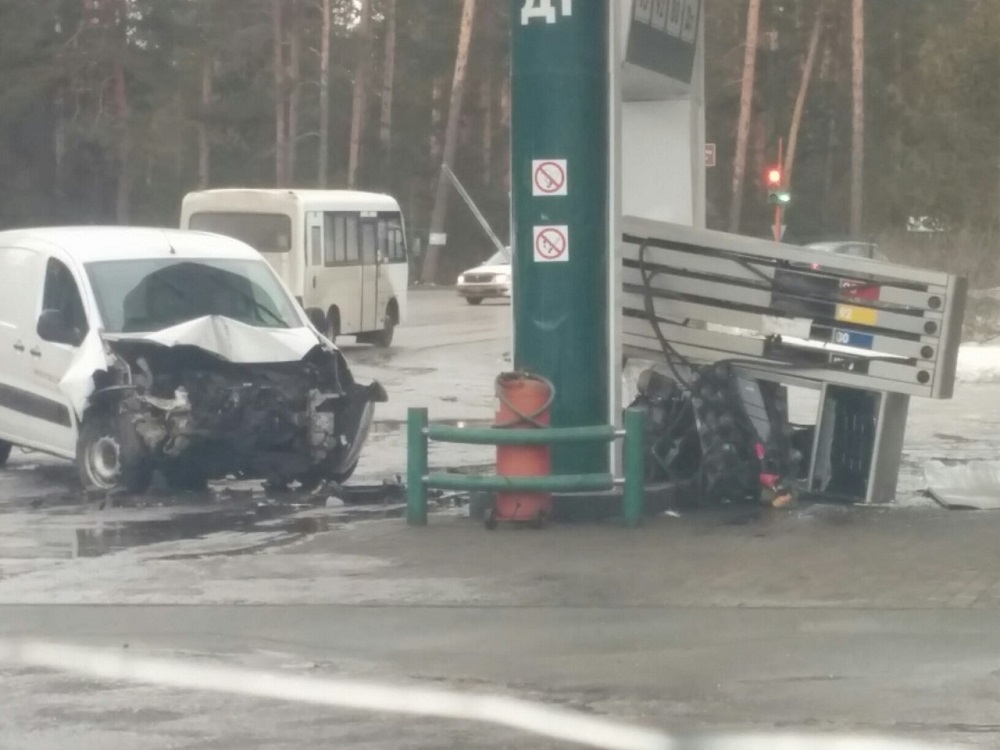 Иномарка разнесла автозаправку «Октан» в Барнауле