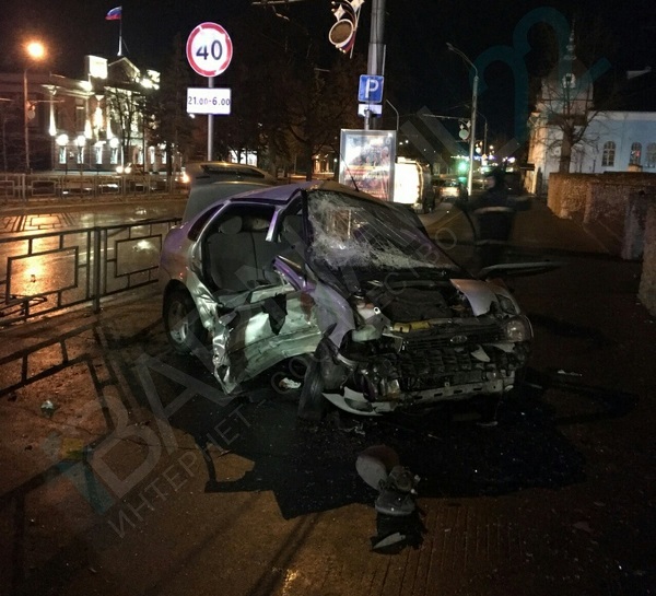 Очередная гонка ночному Ленинскому проспекту Барнауле закончилась аварией