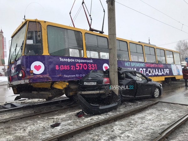 Дороже денег Барнауле трамвай раздавил безропотное авто бетонную опору