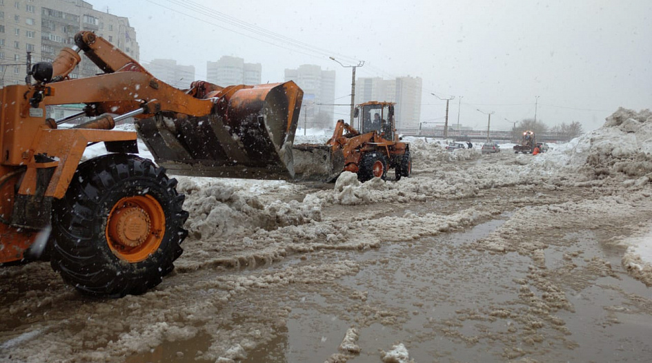 В Барнауле коммунальщики устраняют очередной прорыв затопленной улице
