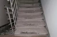 Не похоже, чтобы на лестнице кто-то проводил отделочные работы