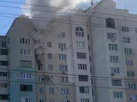 Спасатели ликвидируют серьезный пожар на 12 этаже барнаульской высотки (обновлено)