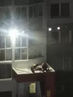 В Барнауле женщина сорвалась с веревки на высоте седьмого этажа