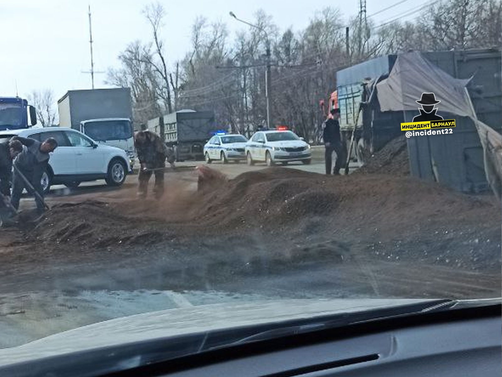 Перевернувшийся прицеп со жмыхом заблокировал движение в районе Змеиногорского тракта в Барнауле