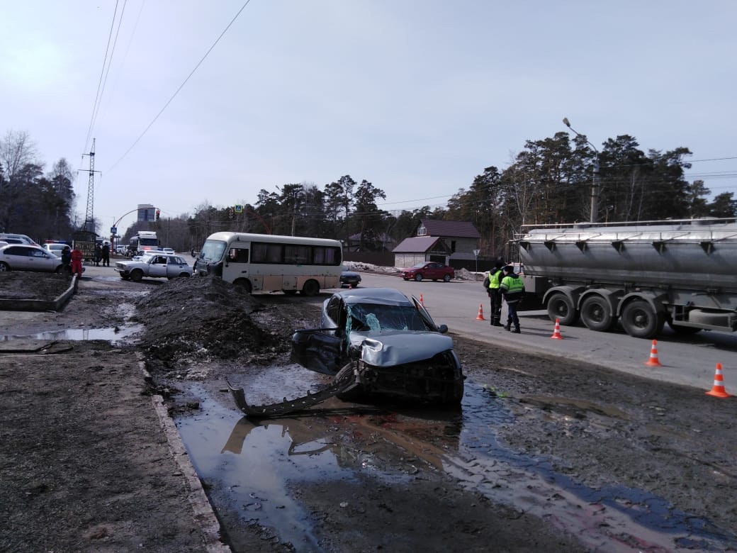 Два человека пострадали столкновении маршрутки легковушки Змеиногорском тракте Барнауле