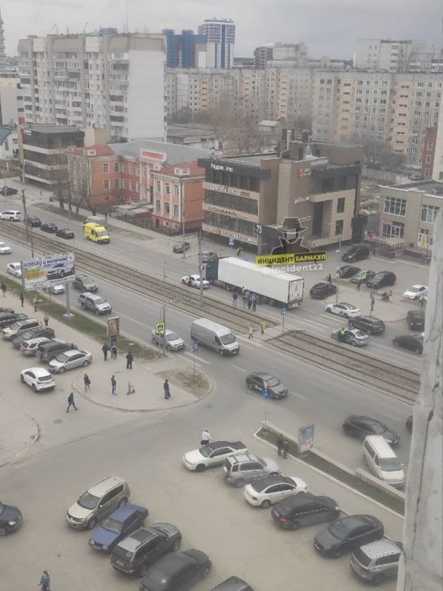 В Барнауле фура протащила колесами сбитую переходе женщину