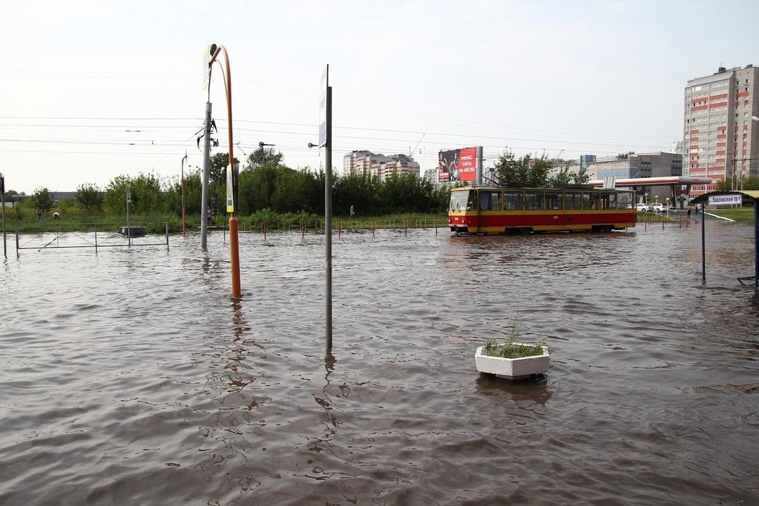 Мэрия Барнаула объяснила очередной потоп после дождя большим объемом осадков перегрузкой ливневок