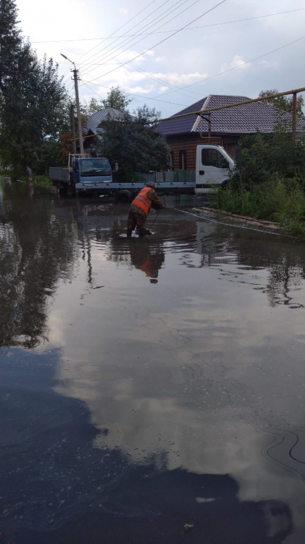 Мэрия Барнаула объяснила очередной потоп после дождя большим объемом осадков перегрузкой ливневок