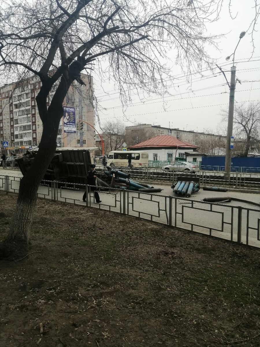 В Барнауле грузовик газовыми баллонами опрокинулся после столкновения легковушкой