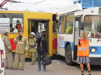 На площади Октября в Барнауле трамвай оказался внутри троллейбуса