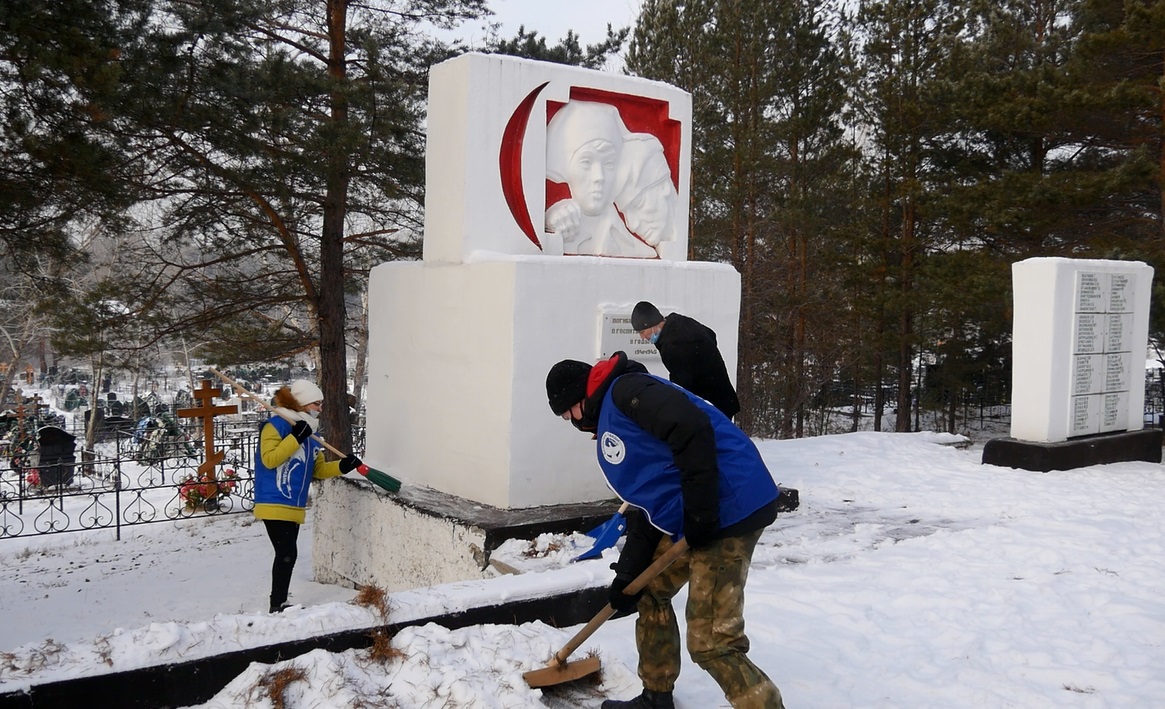Медийные отряды волонтеры Барнаула устроили акцию спасения памятников войны снежного плена