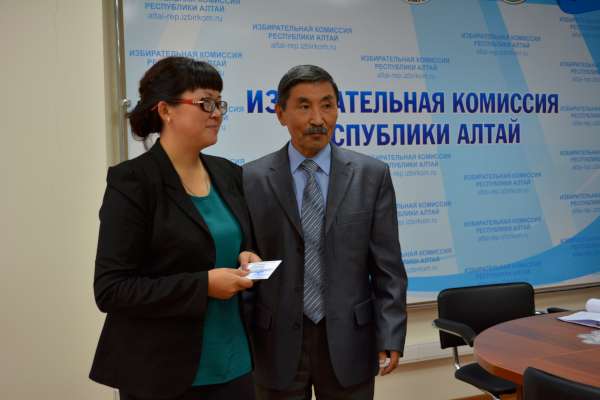 Алтайские единороссы «заместили» бывшего спикера Госсобрания юной главой ТИКа