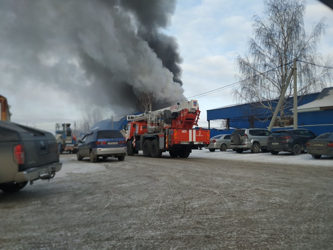 В Барнауле пожарные вывел девять человек полыхающего здания завода