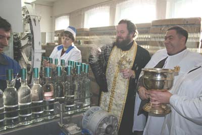 В Змеиногорске освятили производство винно-водочного завода.