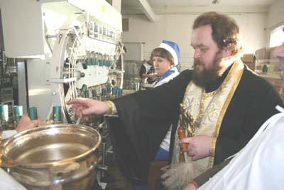 В Змеиногорске освятили производство винно-водочного завода.