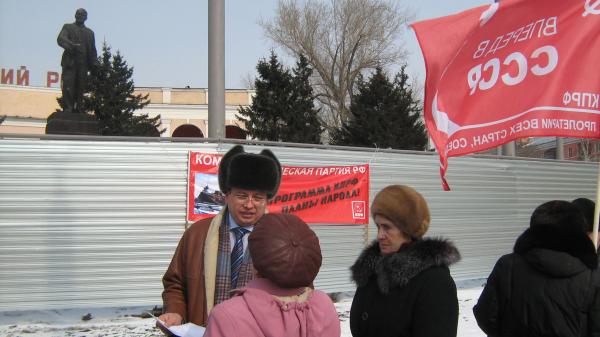 Власти уверили алтайских коммунистов, что не намерены сменить
памятник Ленина на площади Октября в Барнауле на &quot;непонятное
крылатое существо&quot;.