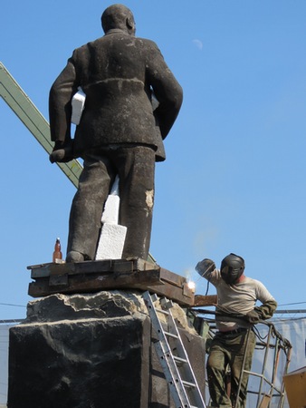 Начался демонтаж памятника Ленину на площади Октября в Барнауле. Фото.