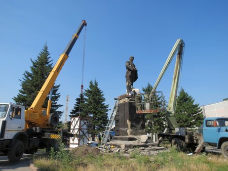 Начался демонтаж памятника Ленину на площади Октября в Барнауле. Фото.