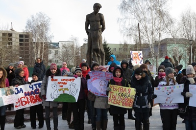 «Защитим бездомных от бездушных»:  пикет против убийства бродячих собак собрал в Барнауле более 150 человек. Фоторепортаж