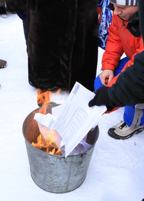 Барнаульцы устроили костер из квитанций за «коммуналку» и потребовали отмены новых нормативов