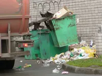 От дома по улице Димитрова, 41 вывозят мусор, который может долететь до чиновничьих резиденций