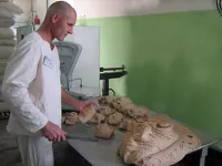 Рубцовские заключенные пекут для горожан хлеб, булочки и кексы