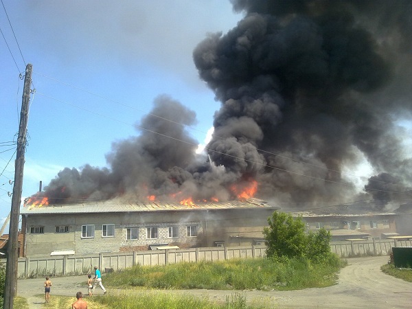 В результате пожара частично выгорело здание кондитерской компании в Бийске