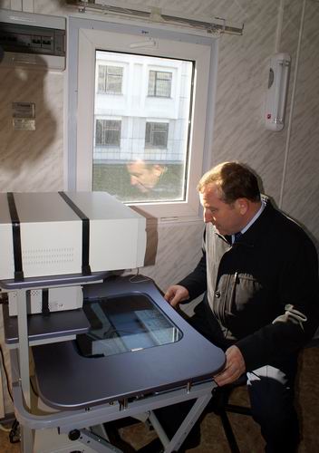 Губернатор Александр Карлин в 2006 году изучает новые мобильные флюорографы