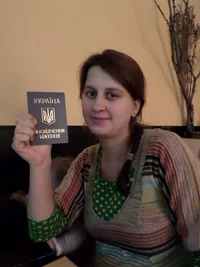 Татьяна Тесленко со свидетельством беженца