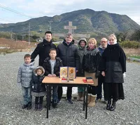 Петр Анисифоров, японец Федор и представители компании «Изба» с детьми на месте будущего храма