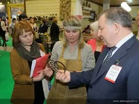 Губернатор Алтайского края Александр Карлин с логотипом региона