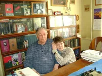 Марк Юдалевич со своей внучкой