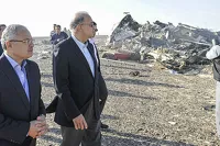 Премьер-министр Египта Шериф Исмаил и министр туризма республики Хишам Зазу (справа налево) рядом с обломками российского А321